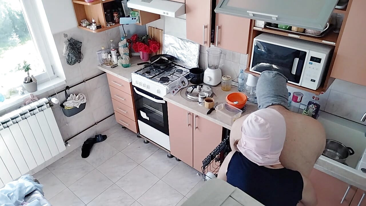 Καυτό ερασιτεχνικό ζευγάρι που διασκεδάζει στην κουζίνα. Σέξι μαμά που έχει πρωινό στην κρεβατοκάμαρα, τριχωτό μουνί, μεγάλα βυζιά, μεγάλο κώλο.