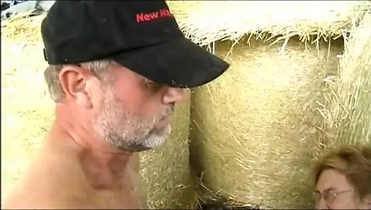 Reife frau auf einer farm gefickt