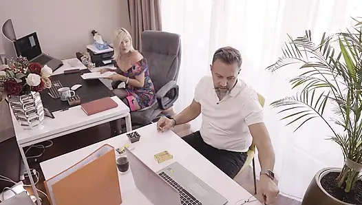 Крошка-блондинка Jasmine Rouge Жестко Трахает Пальцами Мохнатую Киску