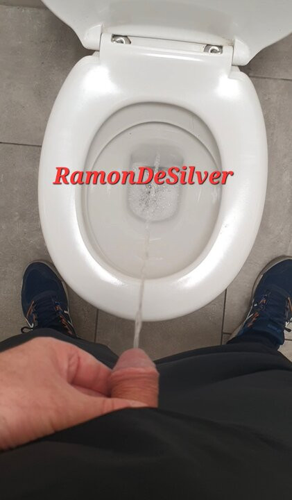 Master Ramon pisst für dich Sklave!