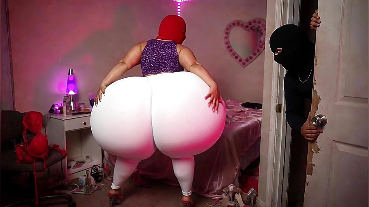Madrastra con culo grande twerkeando con mallas ajustadas en el dormitorio