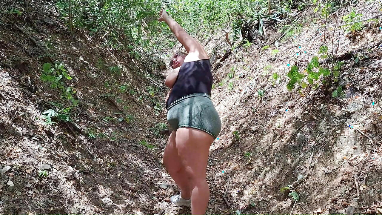 Sapphire se exercita ao ar livre com seus peitos grandes