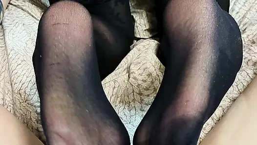 Intimer footjob in seidigen dessous gefangen genommen