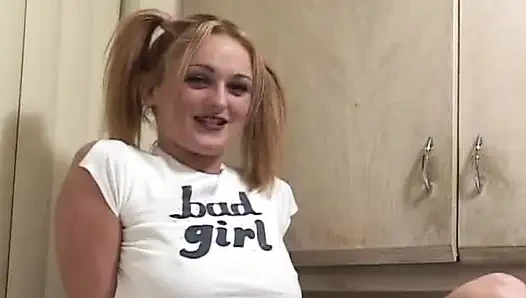 Seksi sarışın kaltak sert amcık sikişinin ardından dölleniyor