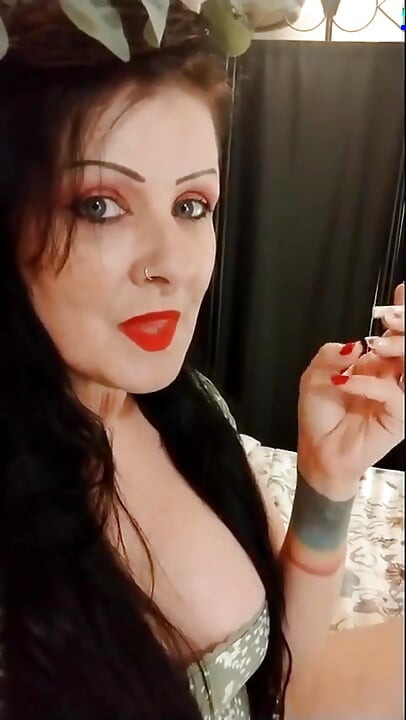 Śliczne palenie milf czerwona szminka