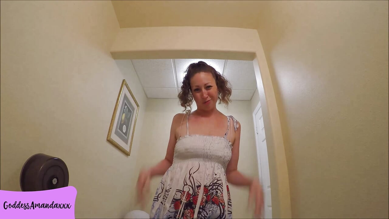 Sexy babe pist op het toilet van de seksclub