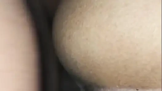 Paare genießen in einem privaten zimmer leidenschaftlichen sex