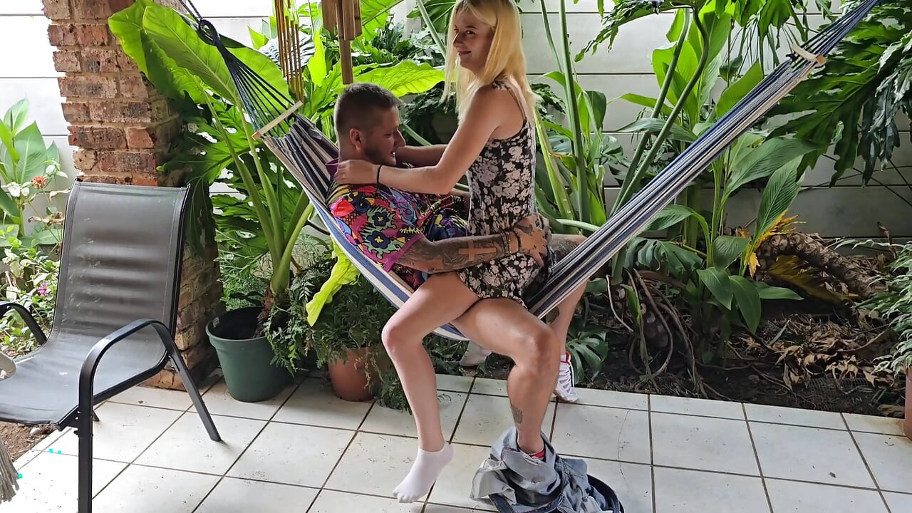Novia cachonda de vacaciones en Hawaii en la parte superior