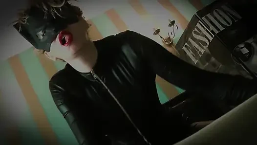 Женщина-кошка в течке