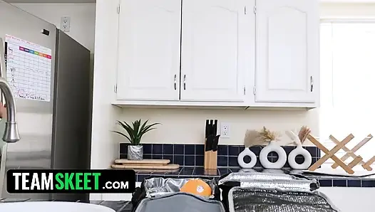 Jika kamu tidak memberitahu ayahmu aku meniduri tetangga, aku akan membiarkan kamu menutupi wajahku dengan air manimu