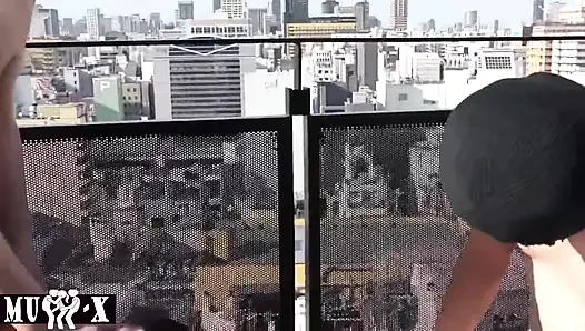 Двое объединяются под открытым небом, как общее волнение разворачивается в праздничный хаос, яркий 2-й