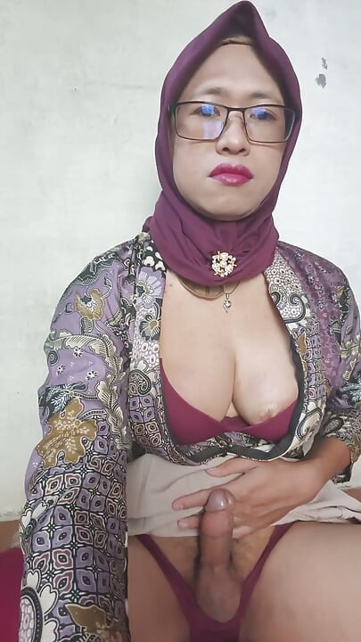 Big Boobies Hijab Shemale Mitha Dildoing Her Asshole