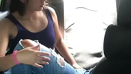 Gadis-gadis dengan orgasme berteriak dengan kegembiraan di uber