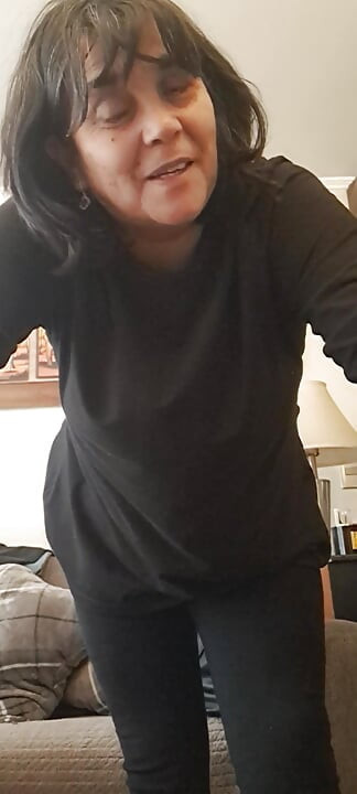 खरोखर केसाळ, जाड पुची असलेली MILF