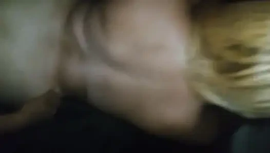 Terk edilmiş evde evli sarışının vajinasını yedim