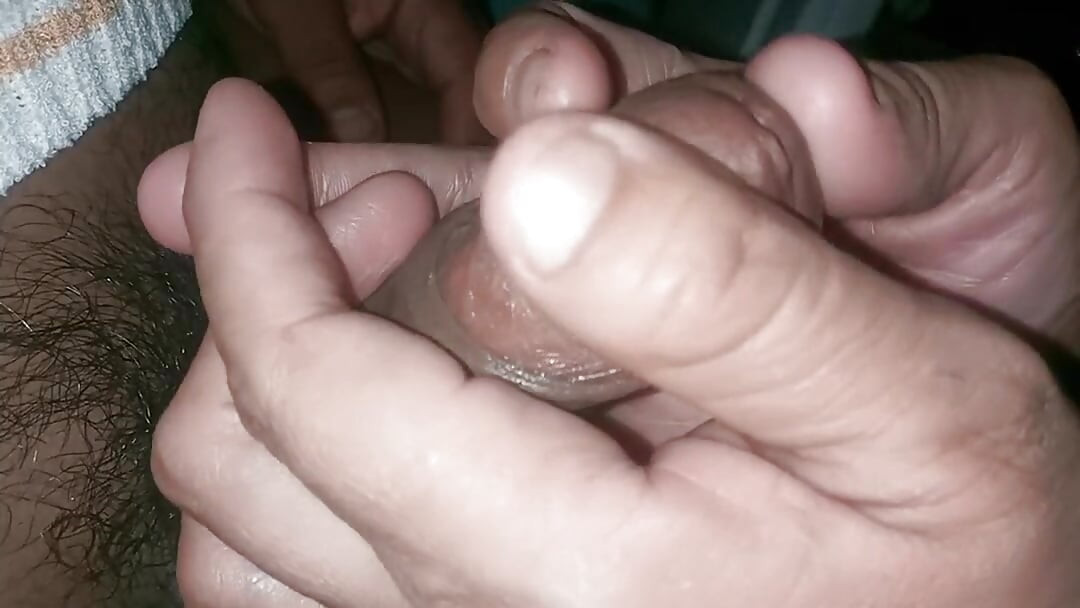 La madrastra de mi novia me chupa la polla, ¡Uy! Termino en su boca y ella se lo traga