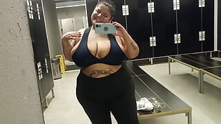 Jim ke bathroom men kamuk khoobsoorat vishalkay mahila