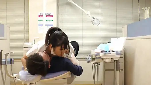 Gözlerini benimle kilitlemeye devam eden dişçi