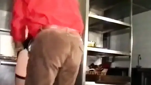 Повара вырезают ее клиенты на кухне.