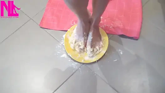 Çıplak ayaklarımla makarna için hamur yapıyorum