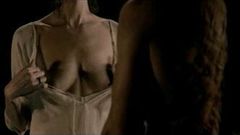 Claire (Catriona Balfe) dévoile ses seins dans Outlander