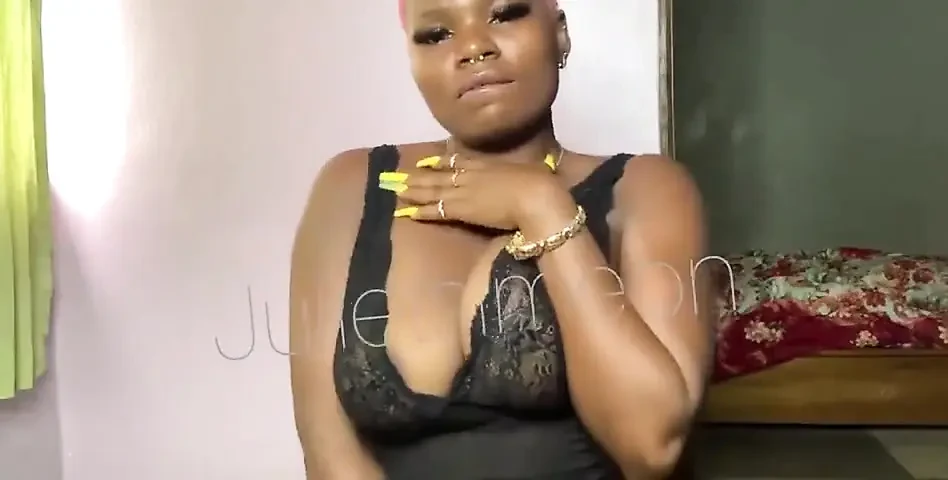 Göğüslerimi çok seviyorum. (Onu nasıl tuttuğumu görebilir misin)