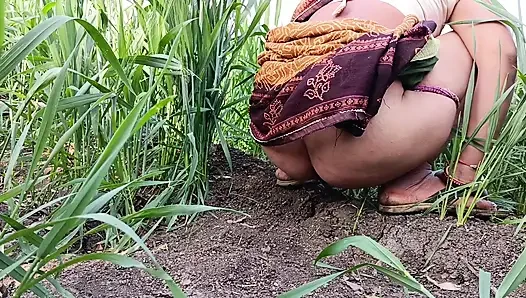 Desi 18-year-old young, married beautiful sister puts her finger in her pussy in the field and gets her brother to fuck her buttocks in the field