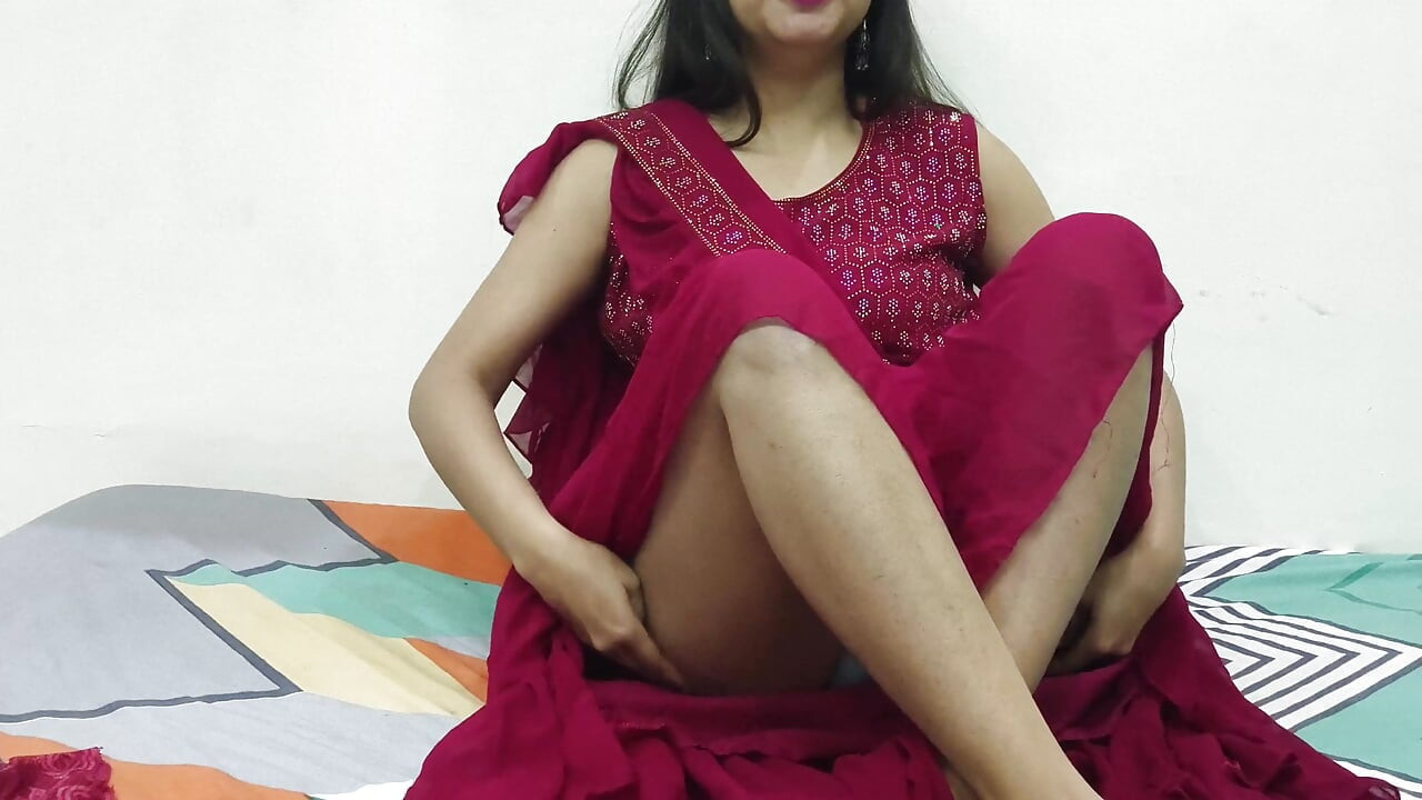 Saara bhabhi India panas menjilati memek dan persetubuh keras karena mengajarkan seks pertama ke devar.