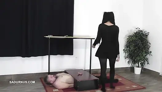 Herrin Cleo in Strumpfhosen Trampelt Seinen Sklaven Zum Orgasmus