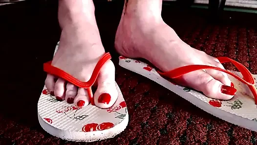 Rote Zehennägel flop flops reife füße