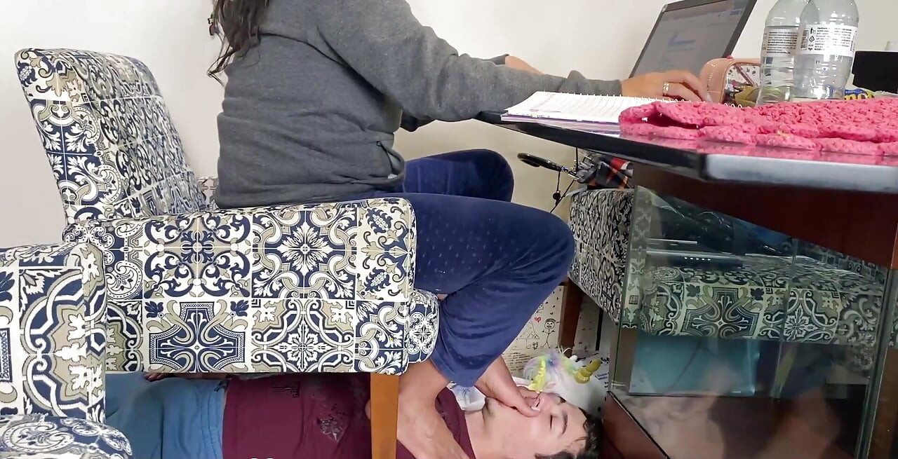 Deusa Kiffa tem escravos da vida real para usar