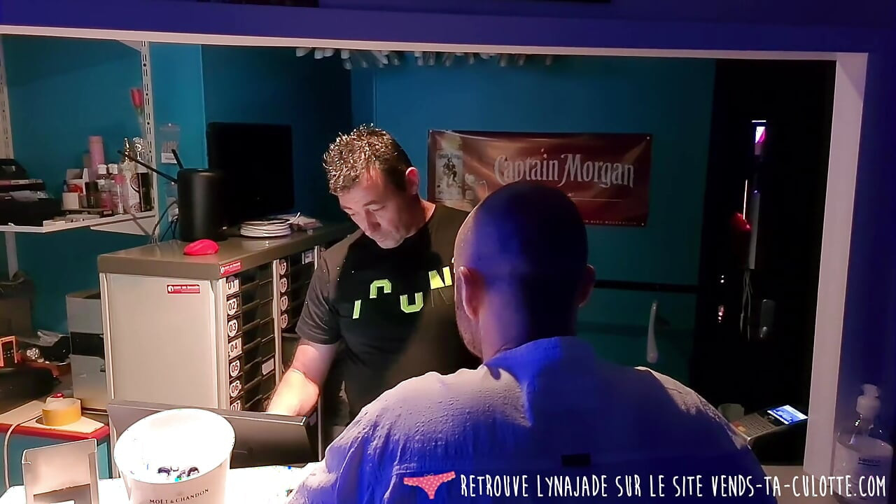 Vends-ta-culotte - French amateur reverse gang bang: six girls for one guy