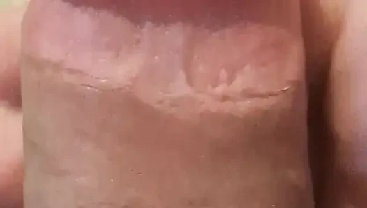 Yarağımı gösteriyorum ve emmeye hazır