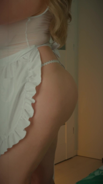 Η RETRO MILF κουνάει τον τεράστιο αλήτη της ενώ ξεσκονίζει