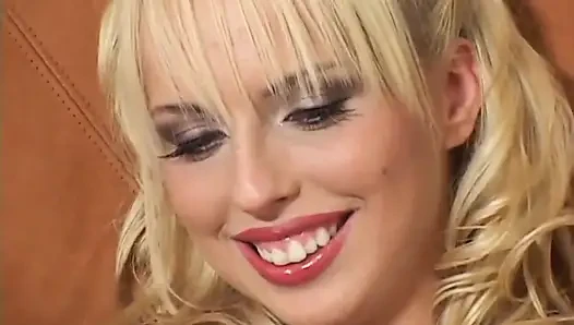 Büyük götlü dildo sikişi