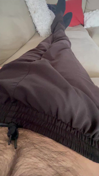 Ne kadar azgın olduğumu göstermek için pantolondan sert yarak çıkarıyorum