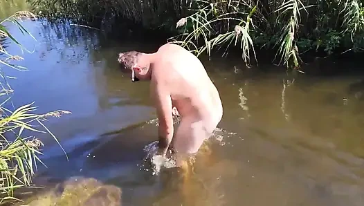 Menangkapku masturbasi di sungai. Petualangan seks di luar ruangan sama adik tiriku yang super berisiko