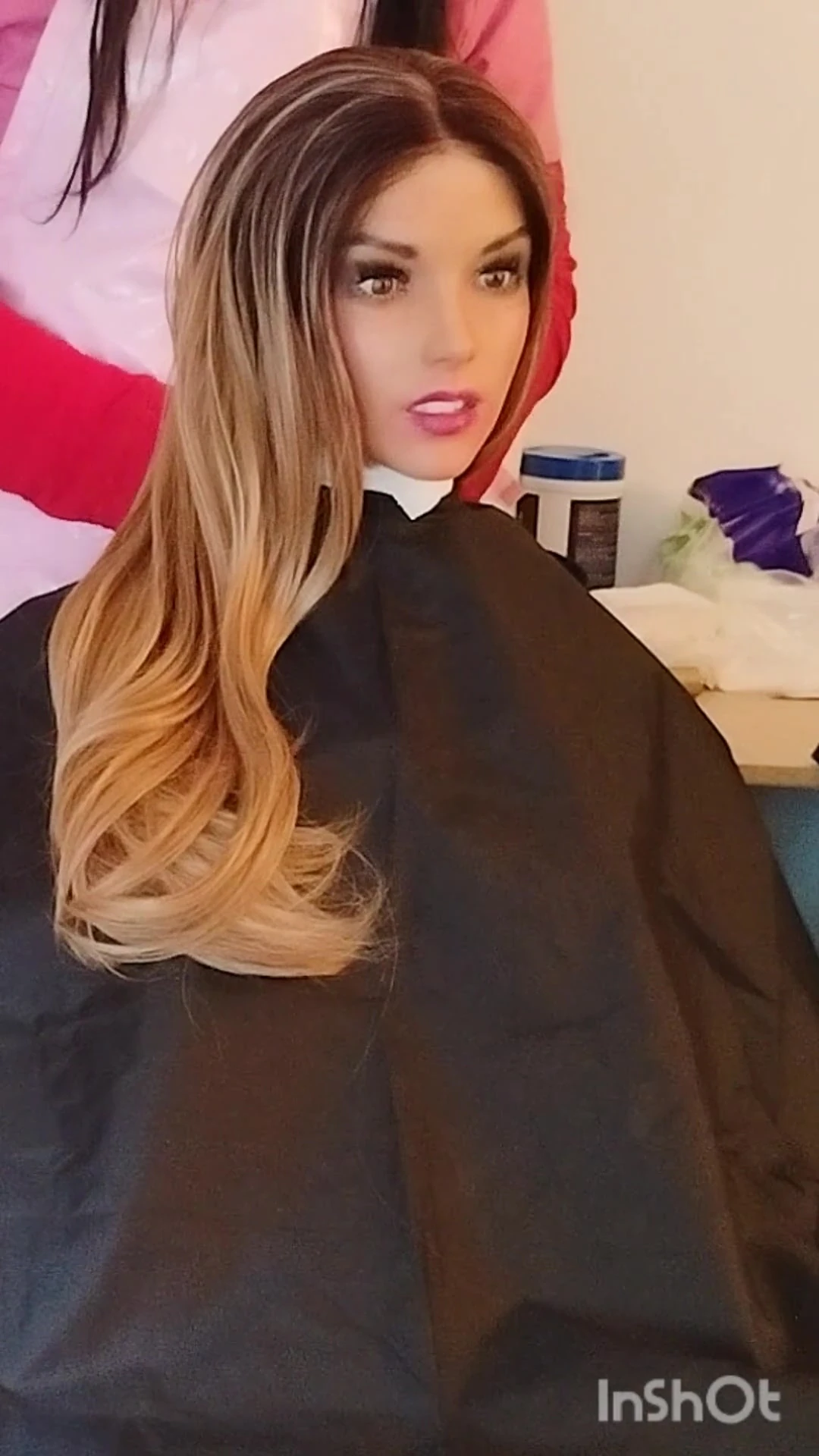 Emma'nın siyah saç kesim pelerini gösterisi