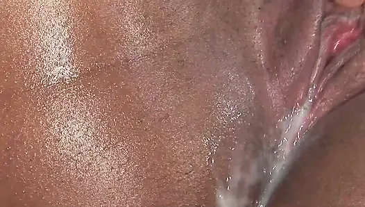 Cewek ebony yang menakjubkan dicrot oleh kontol hitam besar