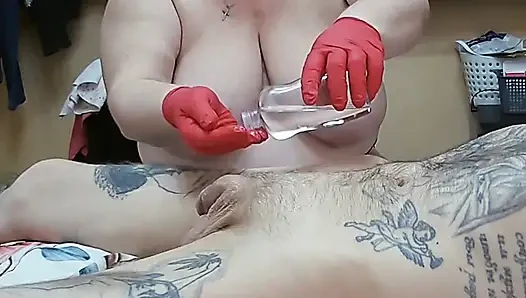Aku datang ke rumah tetanggaku untuk pijat minyak dari kontol dengan handjob
