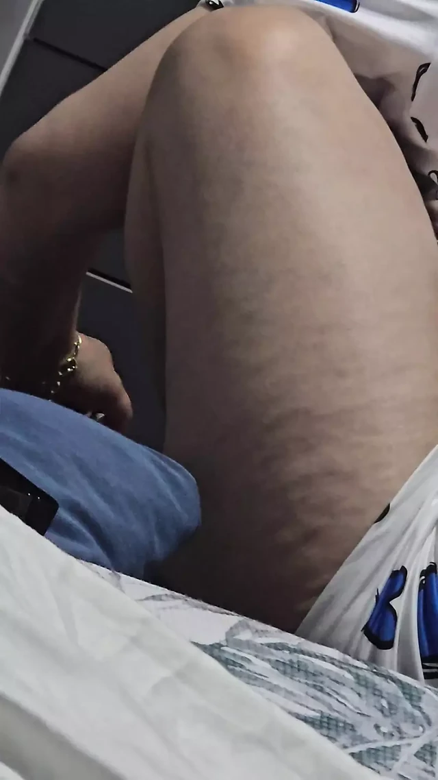 Step mom make her nails from her foot in step son room