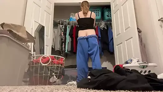 POV: you’re watching me hang up my clothes but my pants keep falling down and exposing my bare butt🤭
