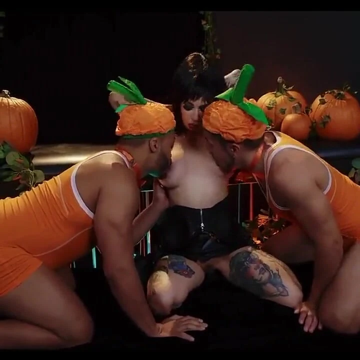 Une MILF se fait baiser par 2 grosses citrouilles