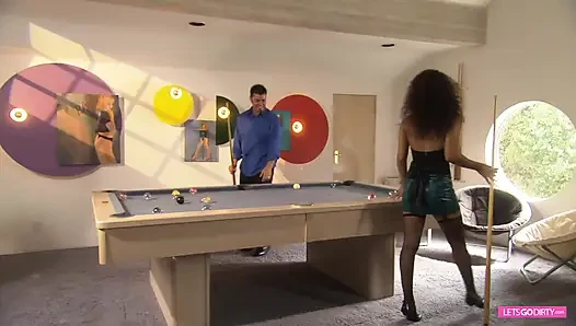 Böses ebenholz in netzstrümpfen und high heels macht einen guten weißen ritt auf dem billardtisch
