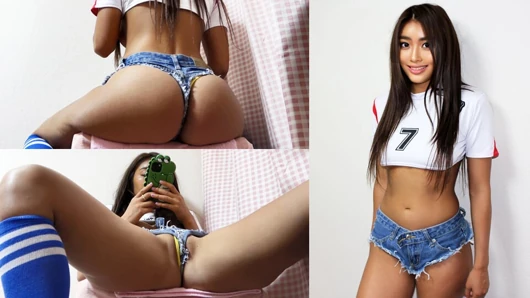Beobachten Sie unter dem Tisch. Arsch, oberschenkel und beine in tanga kurzen shorts, große titten in kurzen t-shirt, füße in kniehohen socken