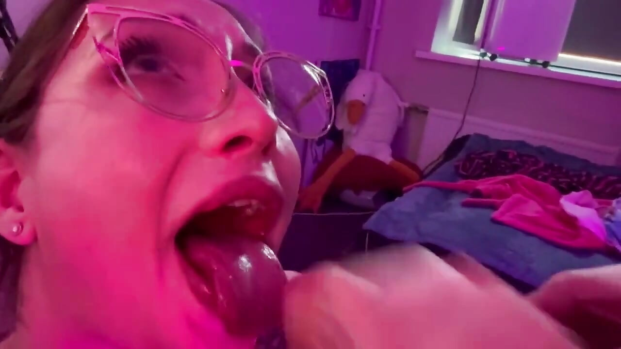 Μετωπικό Facefuck του Tgirl με γυαλιά
