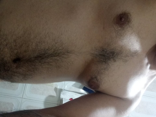 Mostrando la verga todo desnudo adentro del baño