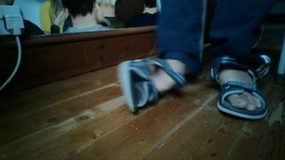 Schuhspiel in Flip-Flops
