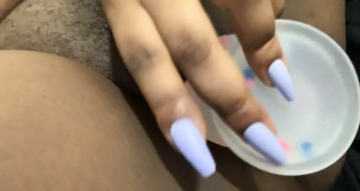 Prettybitchnay loves playing with her wet pussy