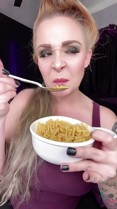 Φετίχ φαγητού αργά το βράδυ Παρασκευή